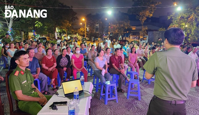 Đoàn viên, thanh niên Phòng PA05 tuyên truyền phòng, chống tội phạm tại phường Hòa Thọ Đông, quận Cẩm Lệ.