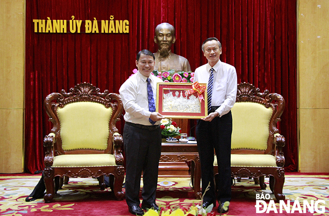 Mr. Xaynhaphon Anulat, General Director cum Editor-in-Chief of the Lao National Book Publishing House (left) and Head of the Da Nang Party Committee's Publicity and Training Department Doan Ngoc Hung Anh 