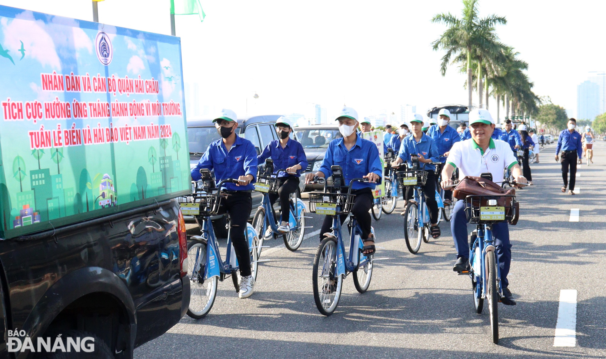 Lãnh đạo UBND quận Hải Châu cùng đoàn viên thanh niên đạp xe tuyên truyền bảo vệ môi trường. Ảnh: HOÀNG HIỆP