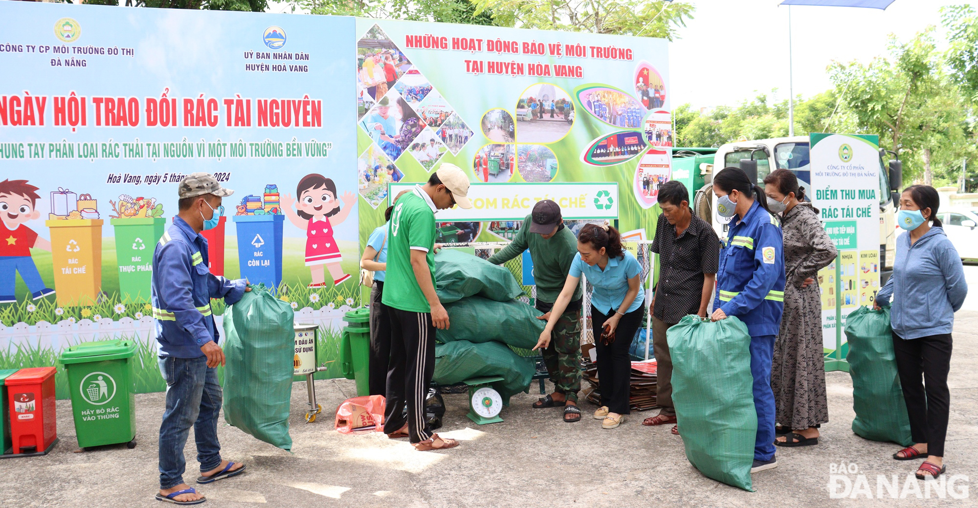 Rất nhiều rác tái chế sau phân loại rác tại các hộ gia đình trên địa bàn huyện Hòa Vang được thu mua. Ảnh: HOÀNG HIỆP