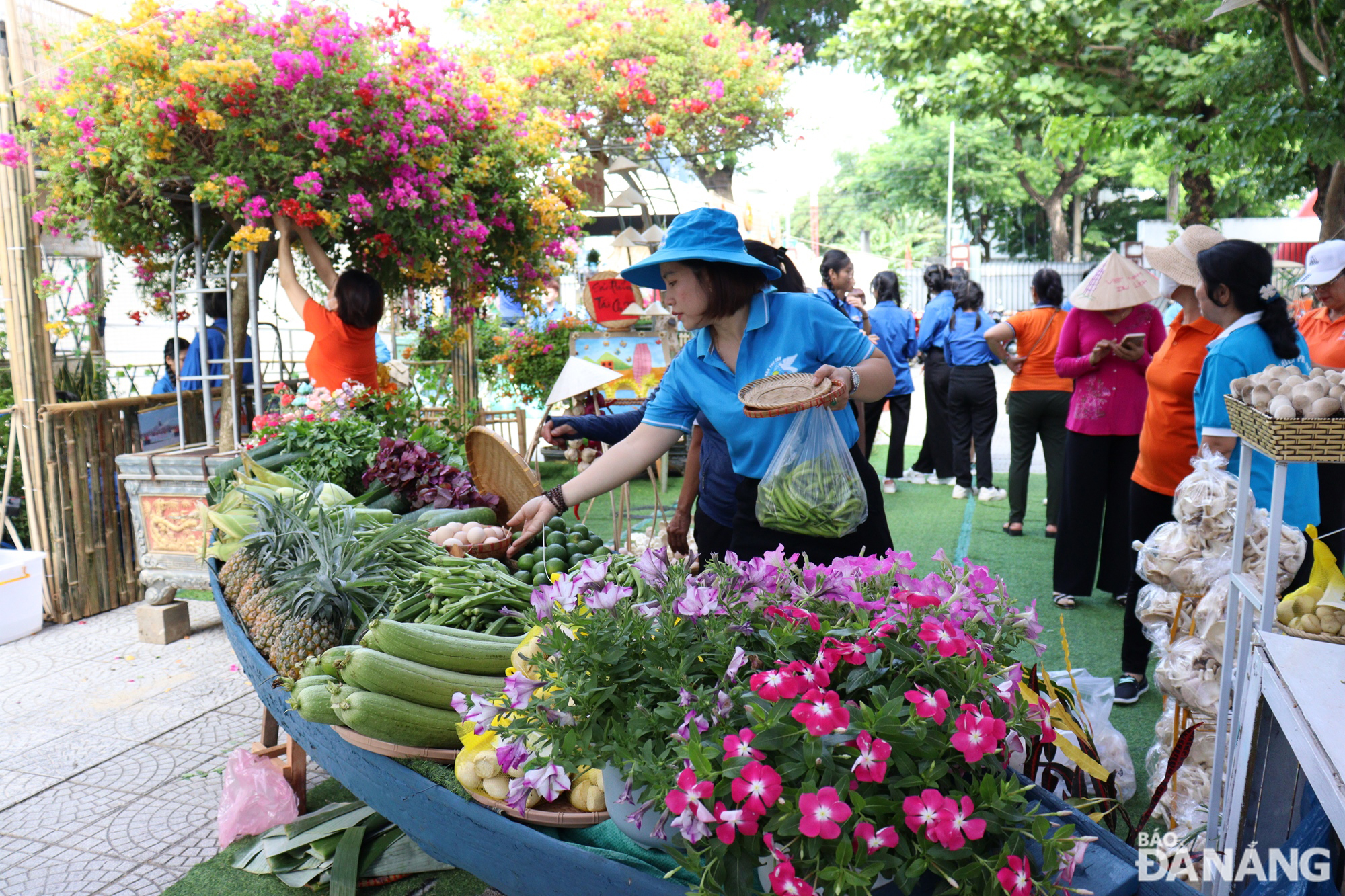 Many products from the green living movement are introduced by women's union chapters in Cam Le District. Photo: HOANG HIEP