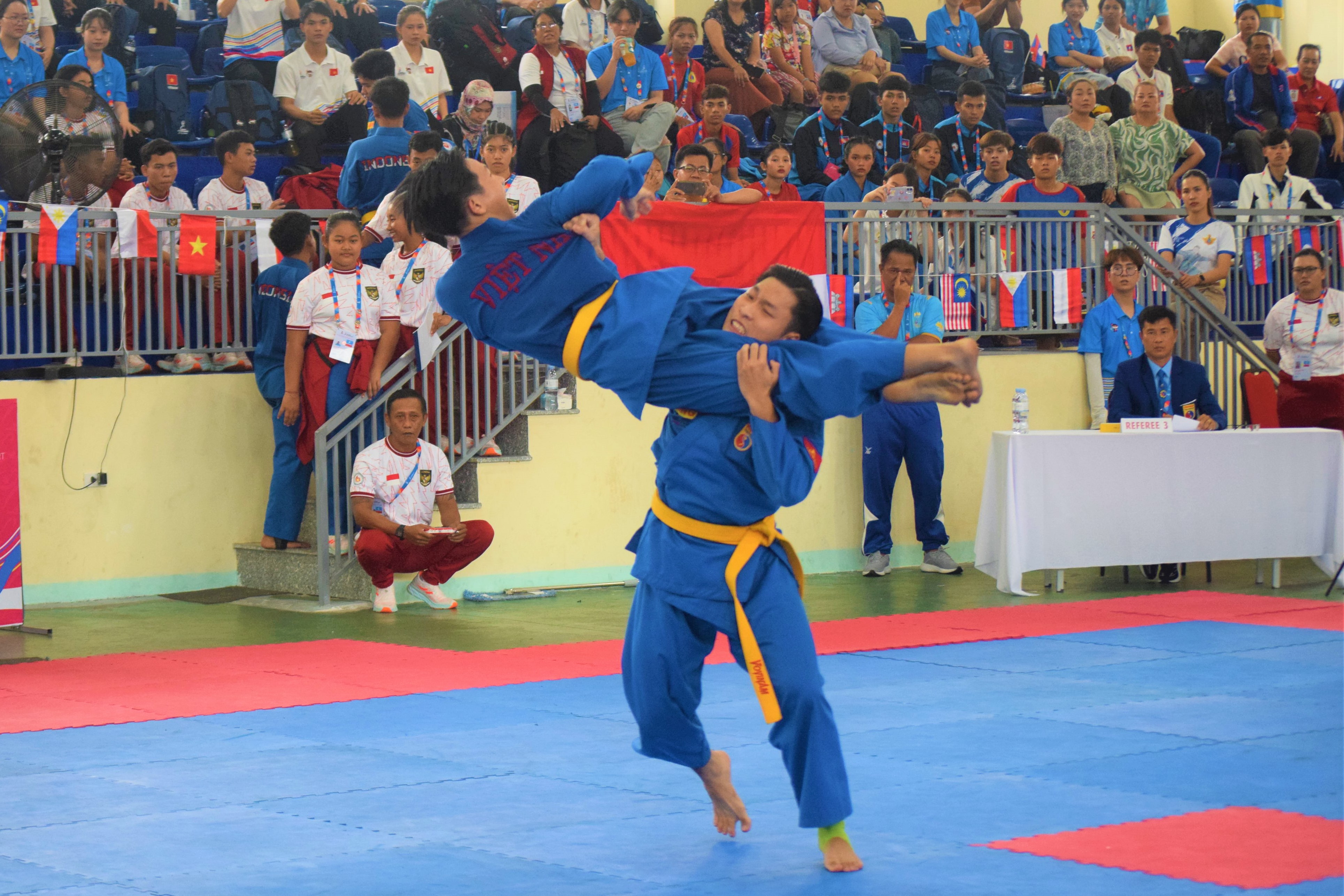 Bài biểu diễn đồng đội đòn chân tấn công nam mang về huy chương Vàng cho Việt Nam trong ngày thi đấu cuối cùng môn vovinam. Ảnh: P.N	