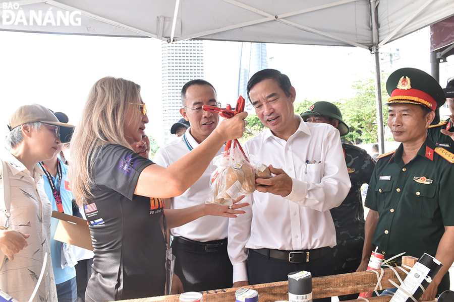 Chủ tịch UBND thành phố Lê Trung Chinh thăm động viên đội pháo hoa đăng chuẩn bị tại khu vực lắp đặt pháo (đường Bạch Đằng). Ảnh: THU HÀ