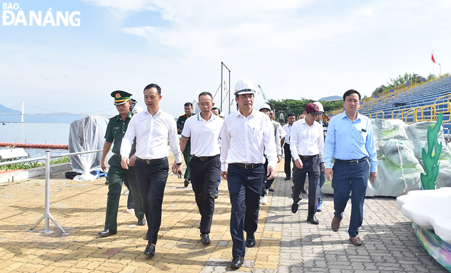 Chủ tịch UBND thành phố Lê Trung Chinh đi thực tế, kiểm tra khu vực khán đài, yêu cầu đơn vị thi công bảo đảm an toàn cho các đêm trình diễn. Ảnh: THU HÀ