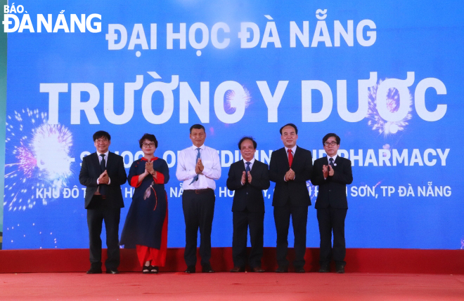 Phó Chủ tịch Thường trực UBND thành phố Hồ Kỳ Minh (thứ hai từ trái sang) cùng các đại biểu chúc mừng nhà trường. Ảnh: NGỌC HÀ