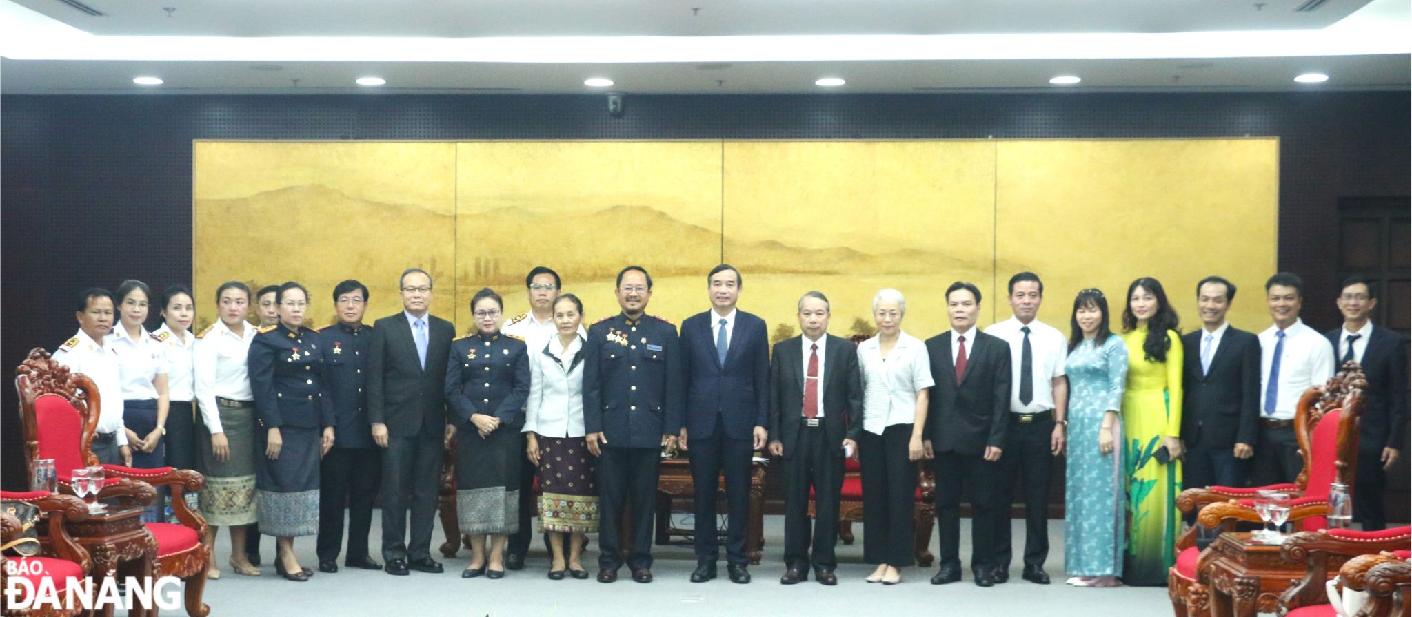 Leaders of Da Nang and a delegation from the People's Court of central Laos posing for a group photo