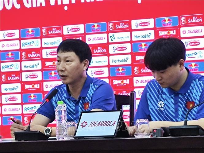 Huấn luyện viên Kim Sang Sik của Đội tuyển Việt Nam trả lời các câu hỏi tại buổi họp báo.