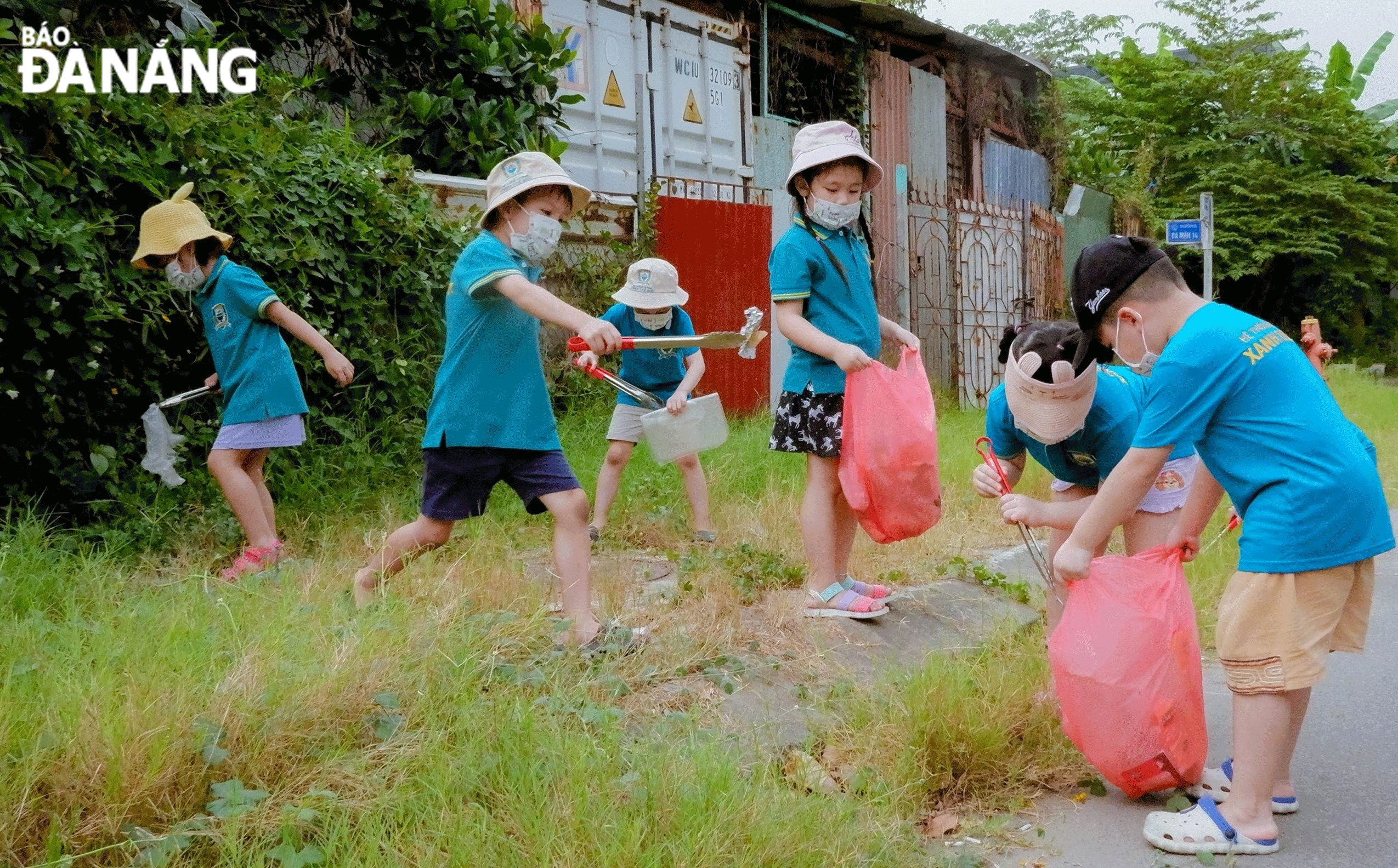 Tue Duc Green preschoolers actively get involved in collecting trash from a street along the east bank of the Han River in Ngu Hanh Son District. Photo: NGOC HA