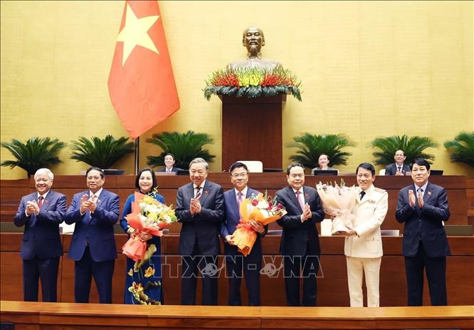 Các đồng chí lãnh đạo Đảng, Nhà nước tặng hoa chúc mừng Phó Chủ tịch Quốc hội Nguyễn Thị Thanh, Phó Thủ tướng Chính phủ Lê Thành Long và Bộ trưởng Bộ Công an Lương Tam Quang. Ảnh: Thống Nhất/TTXVN