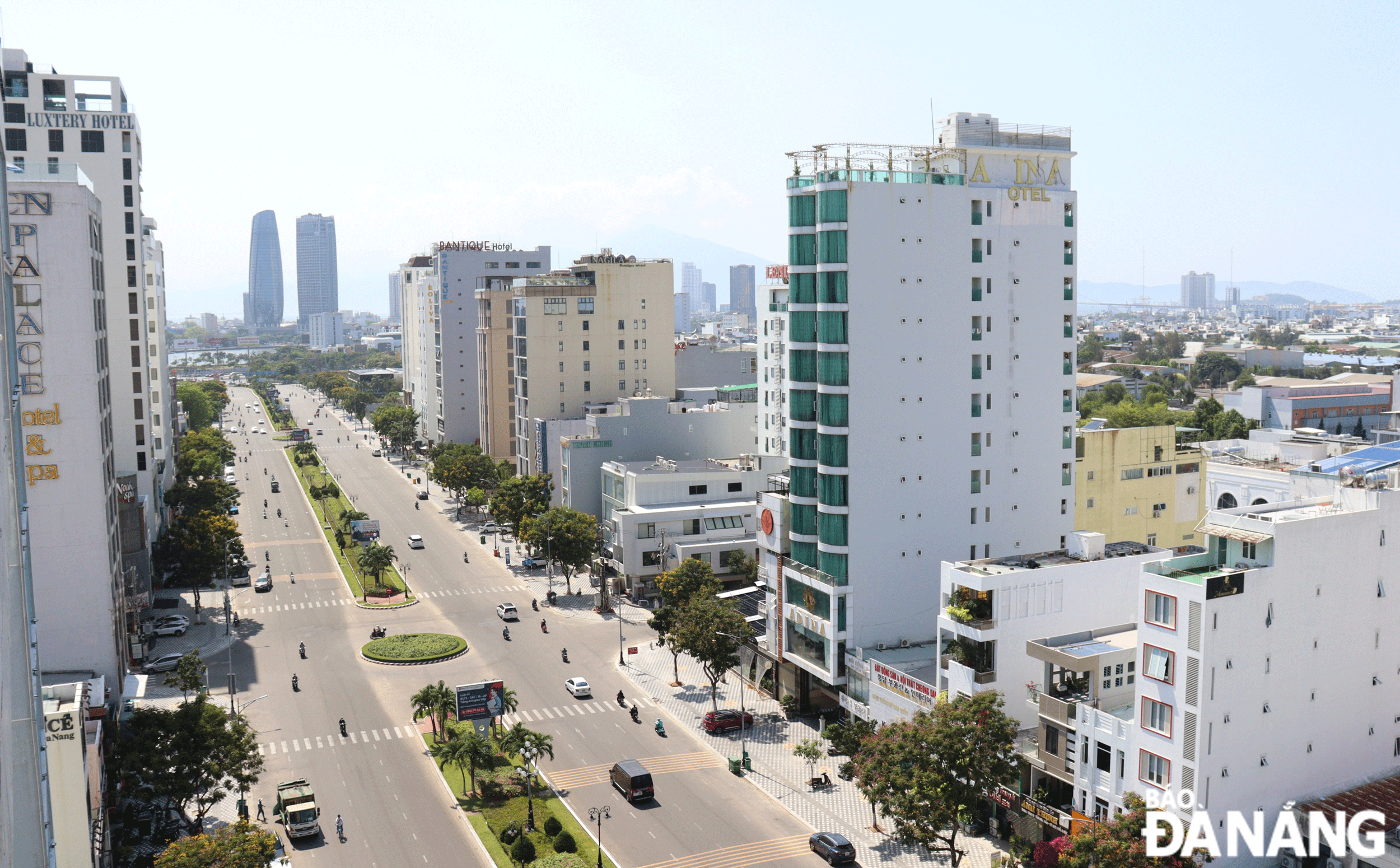 Đà Nẵng đang nỗ lực giữ gìn và xây dựng thành phố sạch, điểm đến xanh.  Trong ảnh: Một góc đường Phạm Văn Đồng. Ảnh: HOÀNG HIỆP	