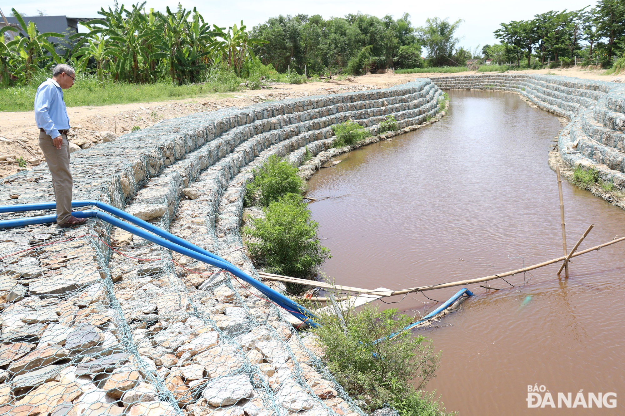 Nguồn nước từ kênh thoát lũ ở xã Hòa Phong (huyện Hòa Vang) đang được xã và người dân lắp đặt các máy bơm để chống hạn cho lúa. Ảnh: HOÀNG HIỆP