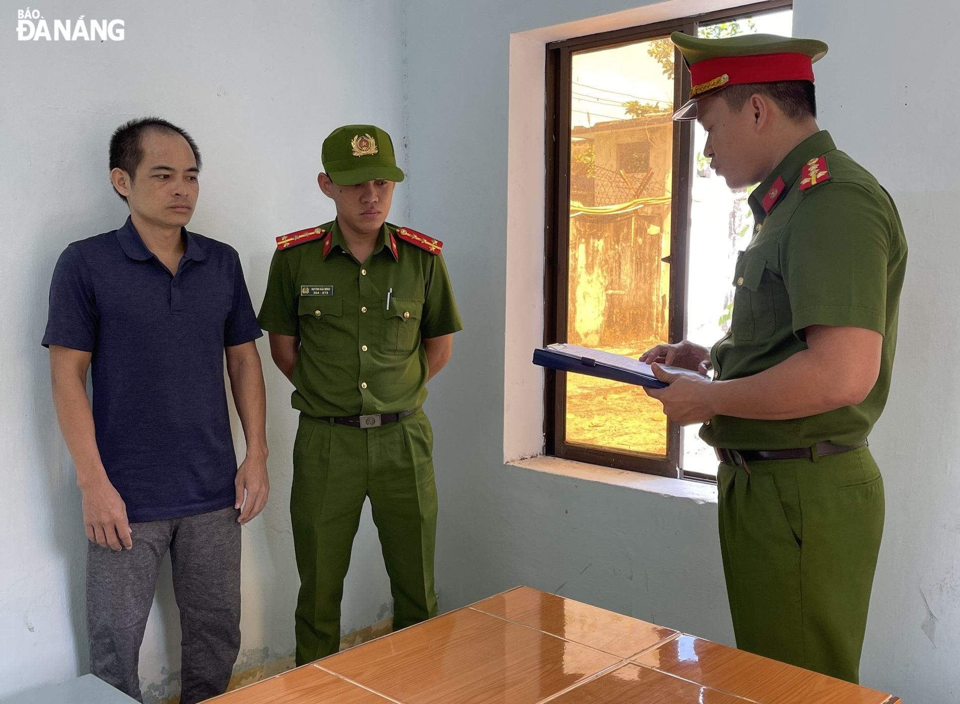Cơ quan Cảnh sát điều tra (Công an thành phố) tống đạt các quyết định đối với Nguyễn Văn Nam (ngoài cùng bên trái). Ảnh: L.H