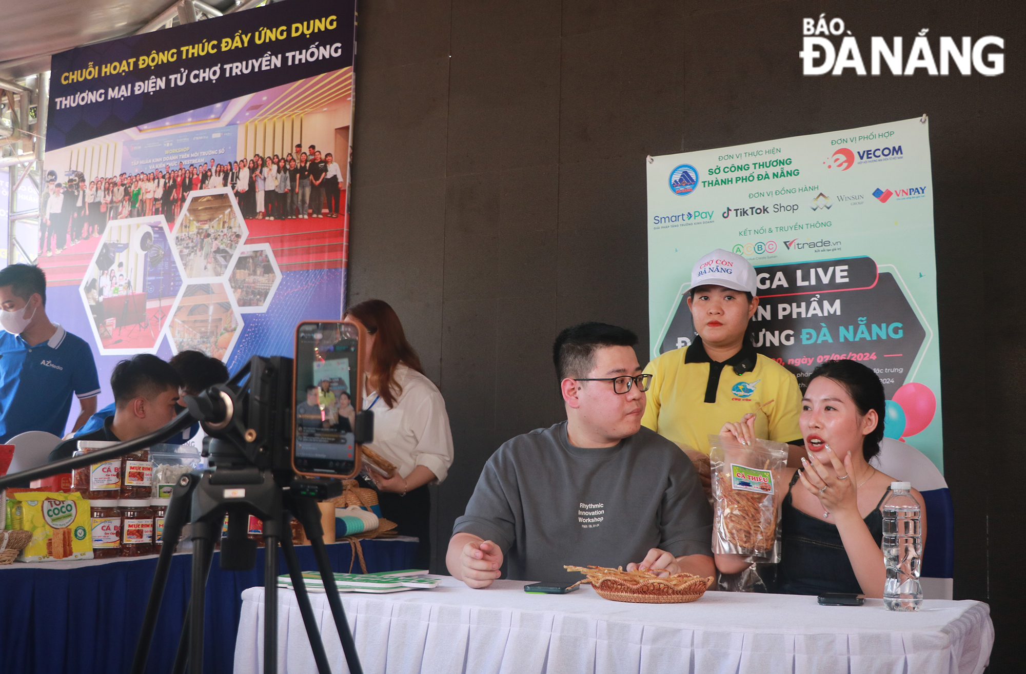 Famous tiktokers are invited to attend the programme to widely promote Da Nang's products to TikTok users.