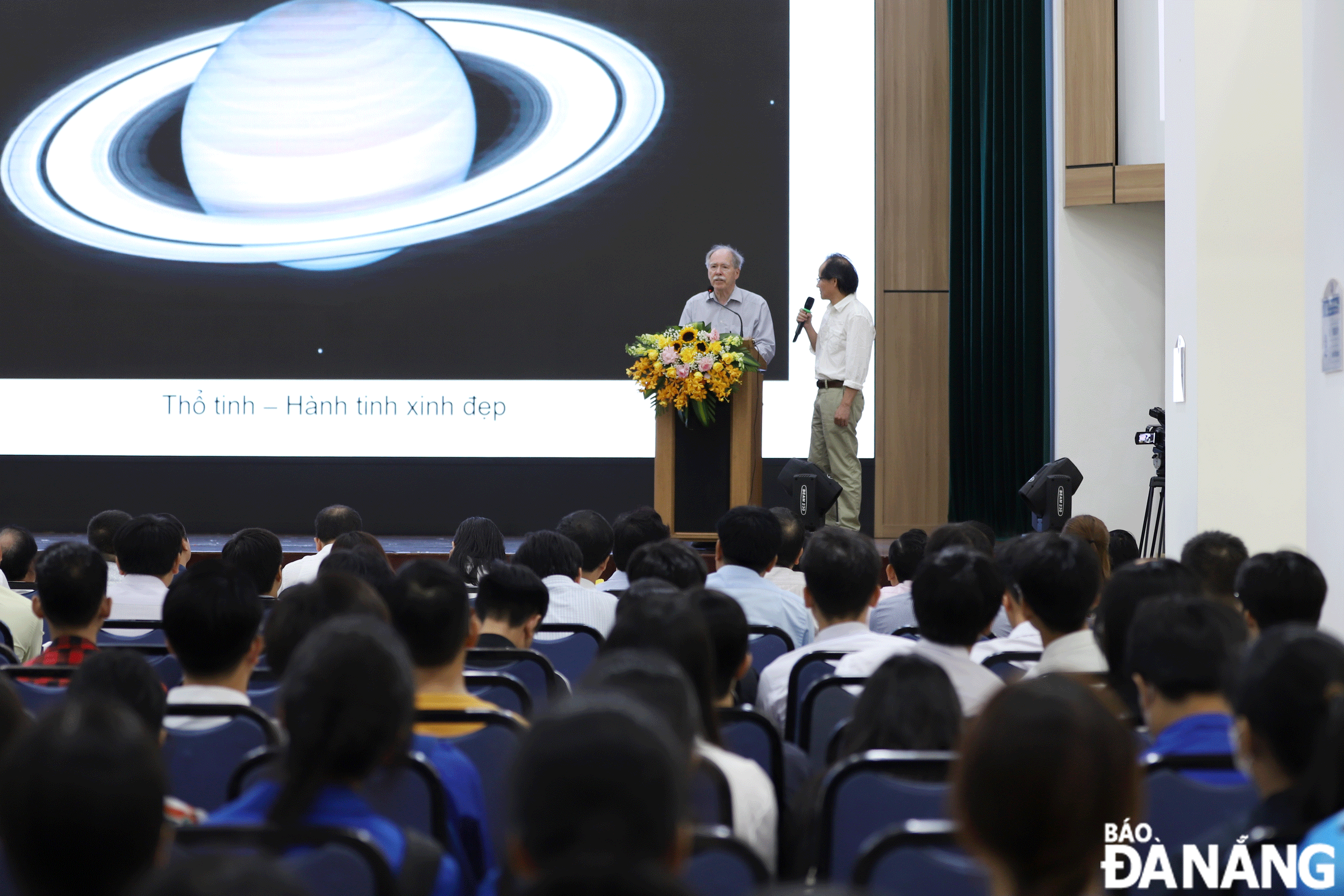 The University of Da Nang invited Professor Gerard't Hooft who has won Nobel Prize in Physics to exchange with local university staff, lecturers, and students. Photo: HA THU