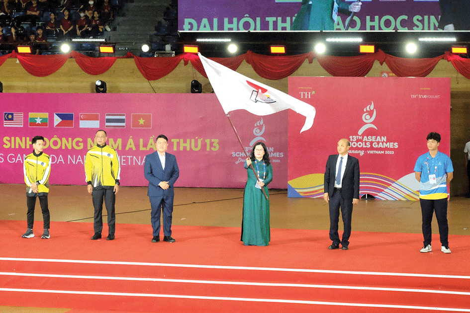 Nước chủ nhà Việt Nam trao cờ Hội đồng thể thao học sinh Đông Nam Á cho Brunei Darussalam - nước chủ nhà của Đại hội Thể thao học sinh Đông Nam Á lần thứ 14. Ảnh: P.N	
