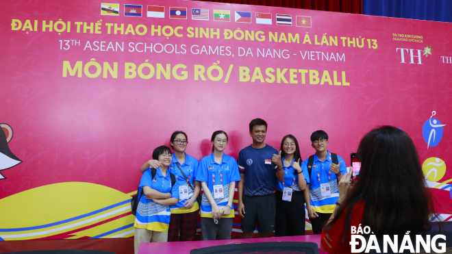 Volunteers take souvenir photos with Mr. Krishnan Aravinthan, Chairman of the Technical Committee of the Southeast Asian School Sports Council (4th, left). Tran Minh Hang (volunteer, second from left).