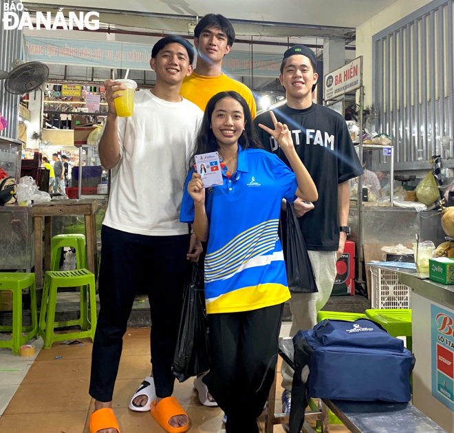 Volunteer Le Thi Thanh Tam and Filipino athletes explore Han Market.