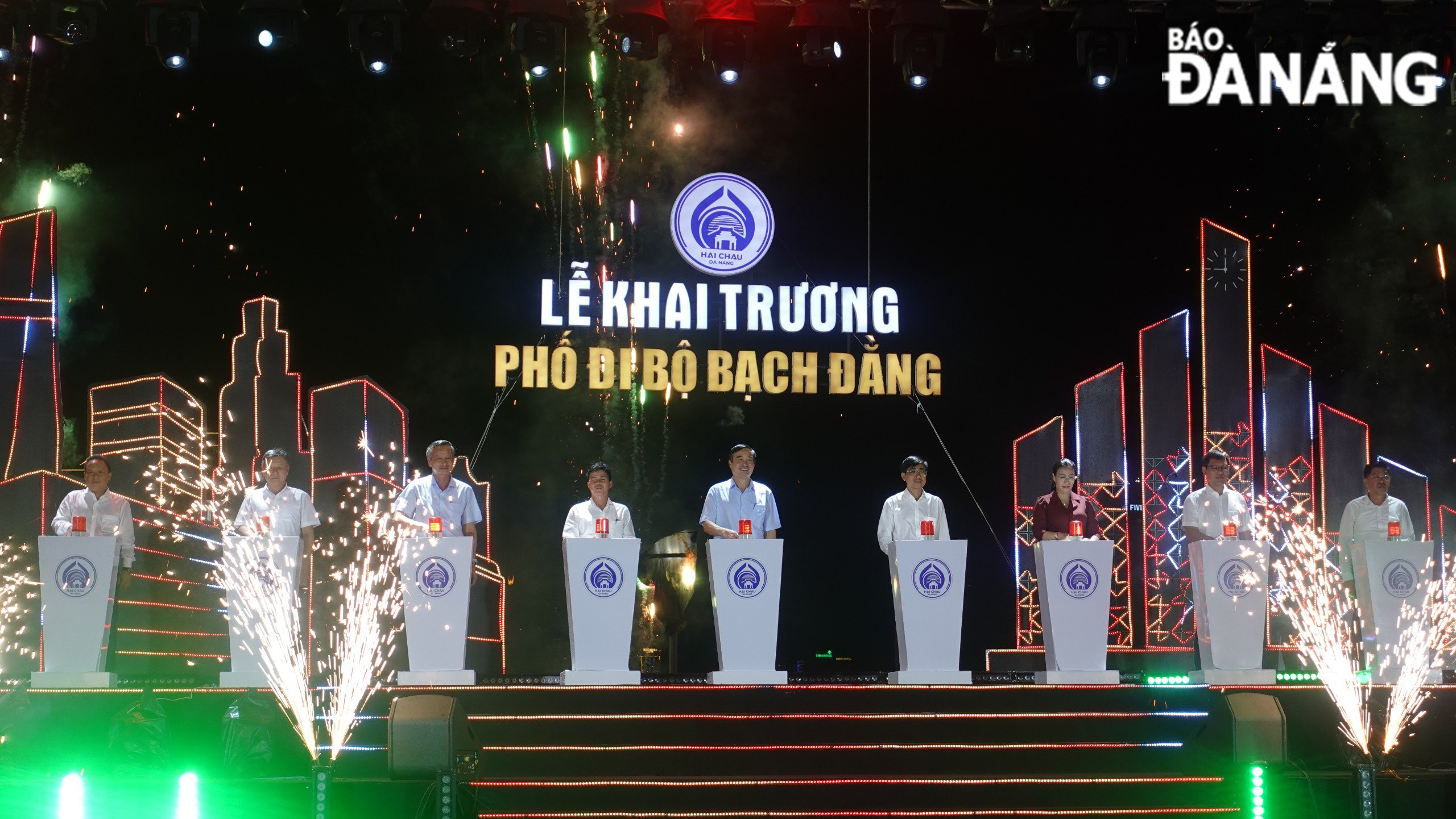 Delegates pressing buttons to inaugurate Bach Dang Walking Street. Photo: TRAN TRUC