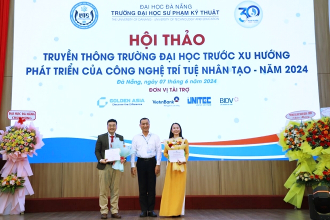 PGS.TS Nguyễn Lê Hùng, Phó Hiệu trưởng Trường ĐH Sư phạm Kỹ thuật tặng hoa cho hai tác giả báo cáo tại phiên toàn thể.