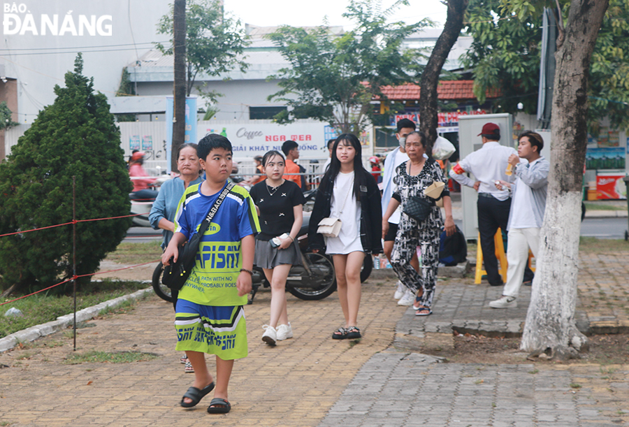 Khu vực bờ sông cũng được nhiều người dân, du khách lựa chọn đến sớm chọn vị trí xem pháo hoa.