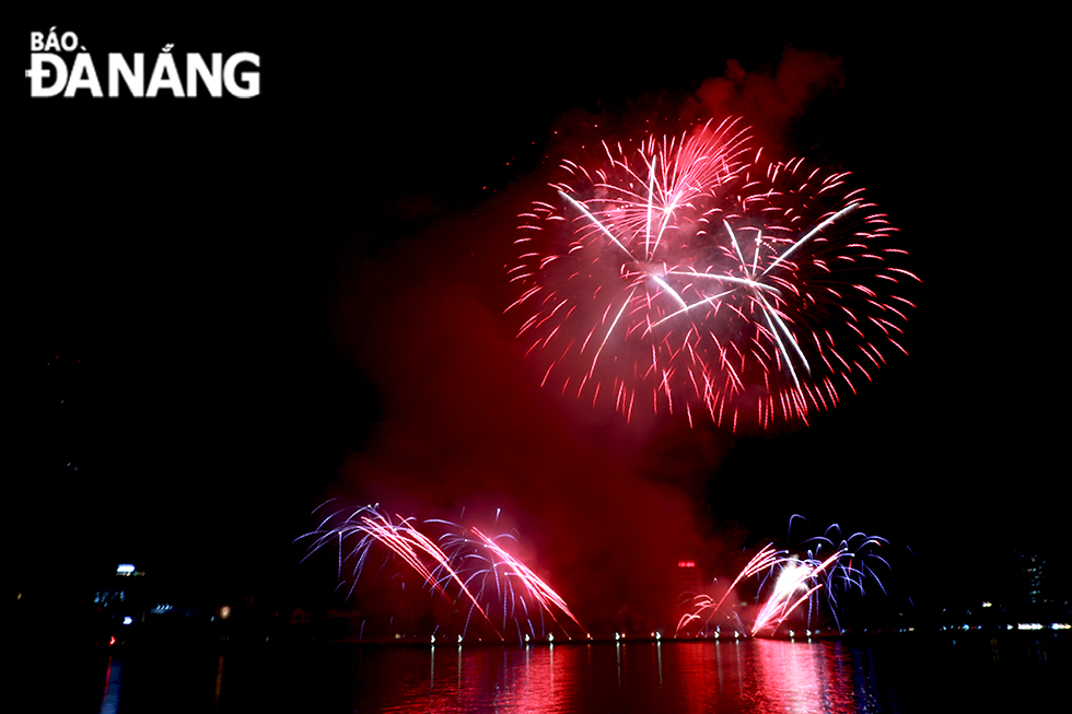 Fireworks displays are designed with beautiful shapes in the Da Nang sky.