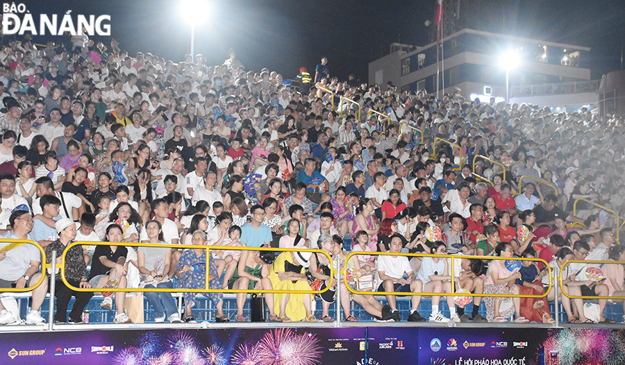  Thousands of spectators in the stands continuously roared with excitement at the attractive performance of the Da Nang – Viet Nam fireworks team.