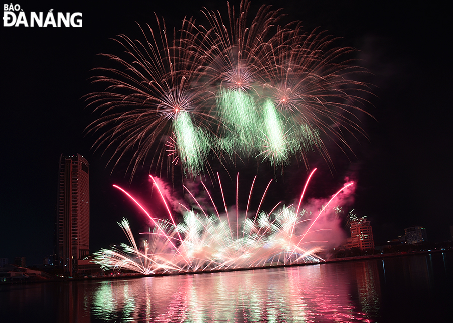 The fireworks team from France started their performance with exciting music and colorful fireworks