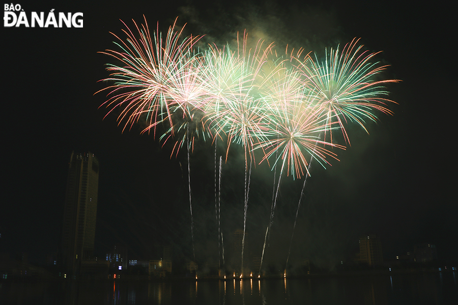 Music is the great advantage of the fireworks team from France, bringing great emotions to the audience in the grandstands