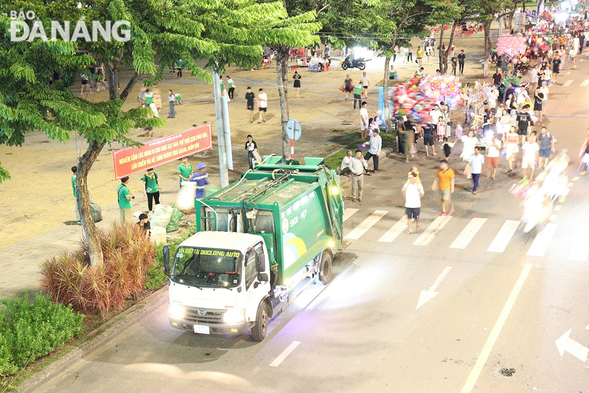 Phương tiện cơ giới nhanh chóng vận hành thu gom rác dọc đường Trần Hưng Đạo ngay khi còn nhiều người dân và du khách chưa ra về. Ảnh: HOÀNG HIỆP