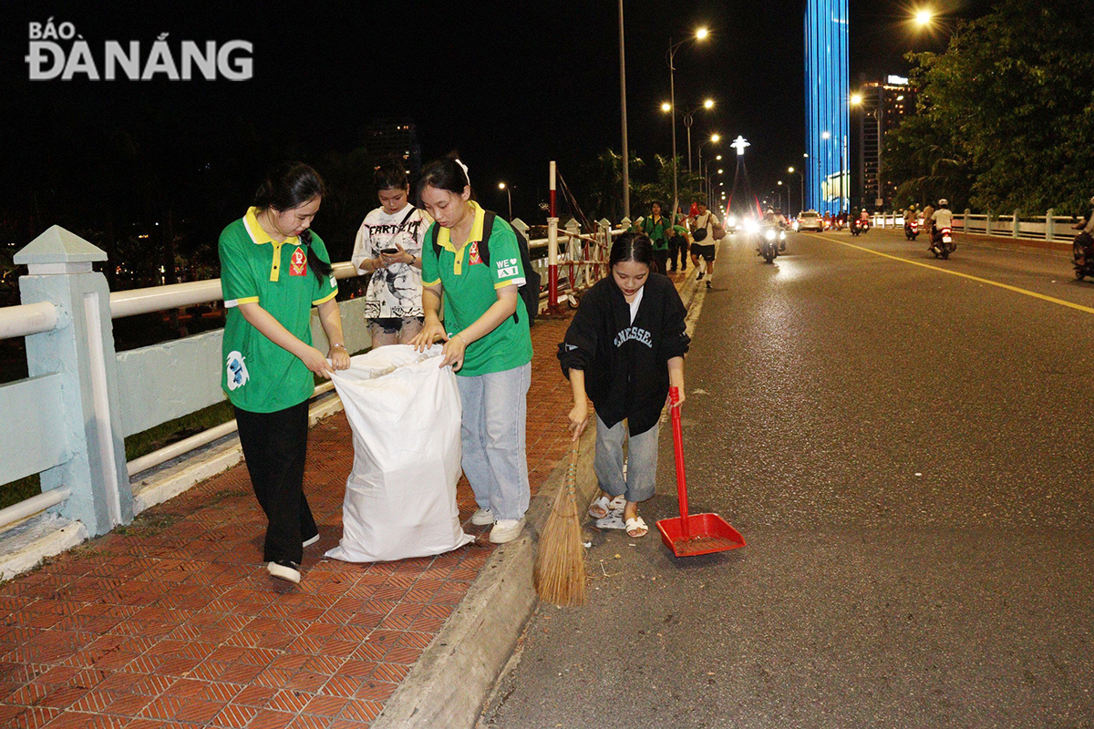 Đội Tiên phong Trường Đại học Kinh tế - Đại học Đà Nẵng cũng huy động gần 50 hội viên sinh viên tham gia vệ sinh, thu gom rác. Ảnh: HOÀNG HIỆP