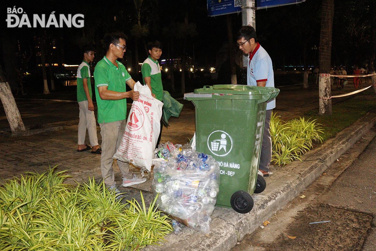 Hội Yêu rác thành phố Đà Nẵng huy động gần 100 hội viên tham gia thu gom rác, tách riêng các loại rác tái chế. Ảnh: HOÀNG HIỆP