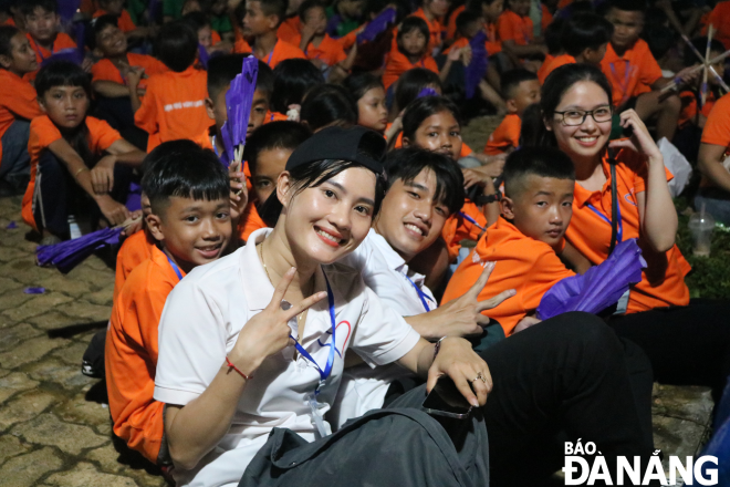 The group of highland children gathered on Tran Hung Dao Street, near the Han River bank,  to choose a nice place to watch the fireworks.