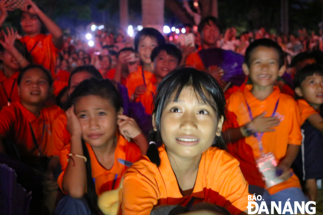 Some children expressed timidity and anxiety when they first heard the sound of firecrackers exploding.