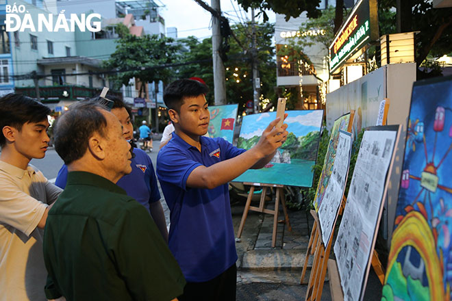 Thế hệ trẻ tìm hiểu lịch sử từ tác phẩm tranh panorama 