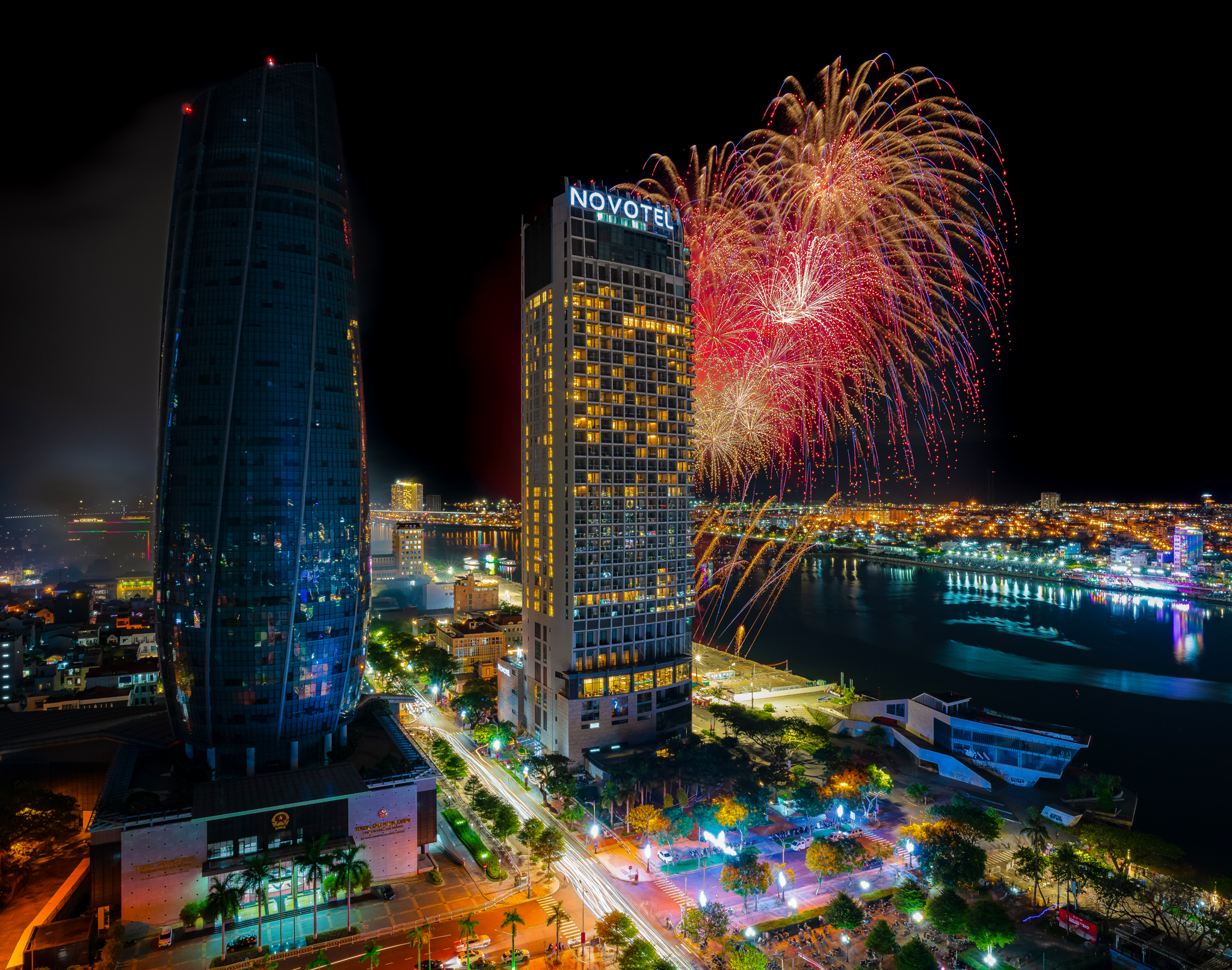 Da Nang's night sky was lit up with the Da Nang International Fireworks Festival (DIFF) 2024. Photo: TRAN TAM PHUC