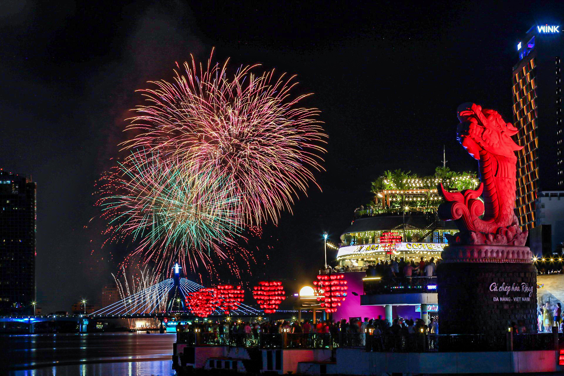 Fireworks shine in the night sky of Da Nang. Photo: TRAN TAM PHUC