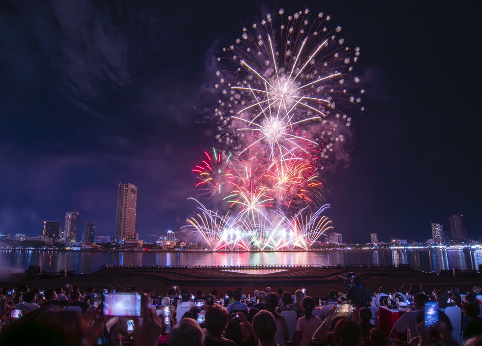 On Saturday, the Da Nang International Fireworks Festival (DIFF) 2024 officially opened under the highly-inviting theme ‘Made in Unity - Global Connection - Radiant five continents’. The opening night was a competition between the host team Da Nang - Viet Nam and the French team.