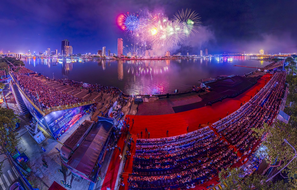 With performances by professional fireworks teams from countries around the world, DIFF 2024 also has many accompanying programmes with the hope of giving visitors a complete experience when staying in Da Nang. Photo: HUYNH VAN TRUYEN