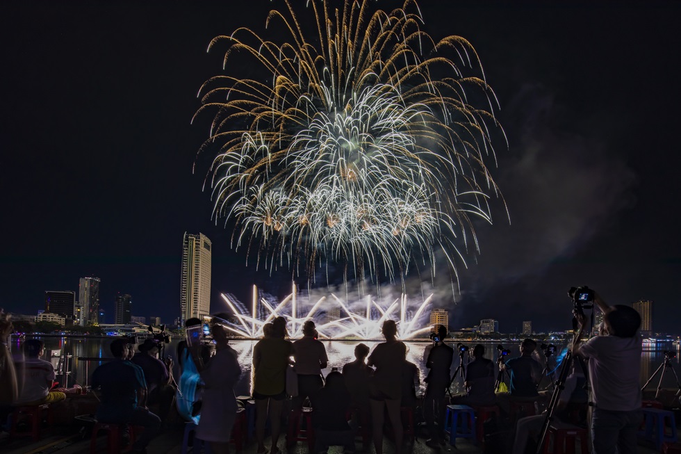 A large number of reporters, journalists, and photographers, were seen working on the opening night of the Da Nang International Fireworks Festival (DIFF) 2024. Photo: DANG MINH TU