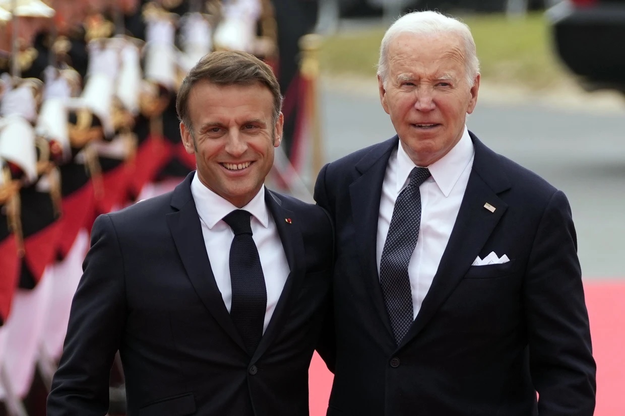 Tổng thống Pháp Emmanuel Macron (bên trái) gặp người đồng cấp Mỹ Joe Biden tại Paris ngày 8-6. Ảnh: AP