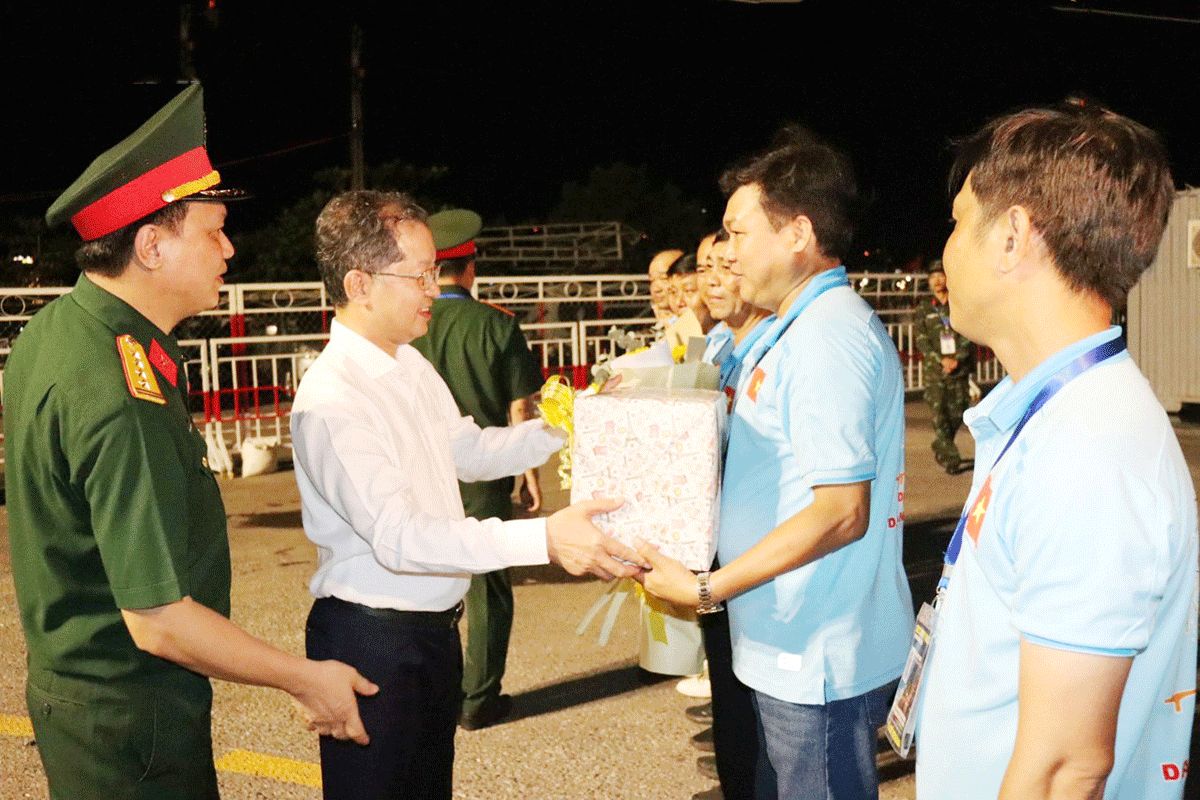 Bí thư Thành ủy Nguyễn Văn Quảng trao đổi và động viên các thành viên của Đội pháo hoa Đà Nẵng - Việt Nam. Ảnh: T. TRÚC