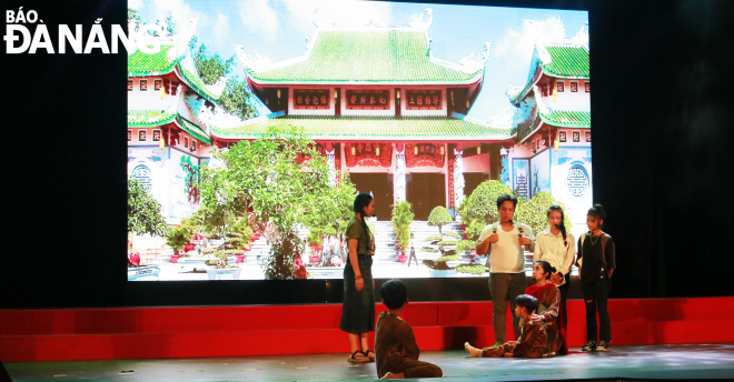 A segment in the skit ‘Son Tra Hero’, with the story taking place at the Linh Ung Pagoda, contains a hidden message about tourists should not feed monkeys.