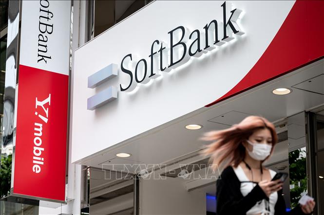 Biểu tượng của tập đoàn viễn thông SoftBank tại một tòa nhà ở Tokyo, Nhật Bản. Ảnh: AFP/TTXVN