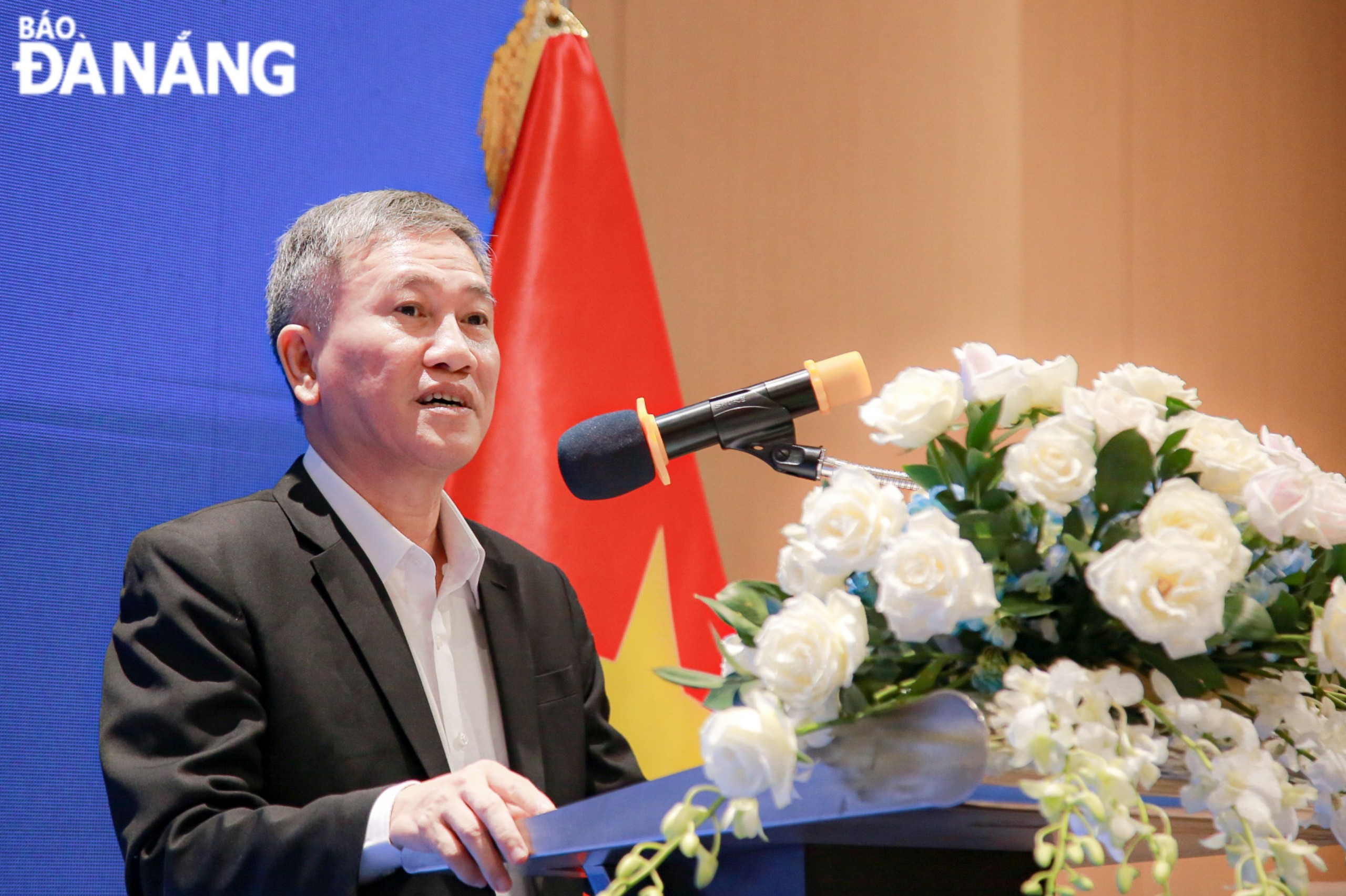 Mr. Nguyen Quang Thanh, Director of the municipal Department of Information and Communications, speaking at the forum