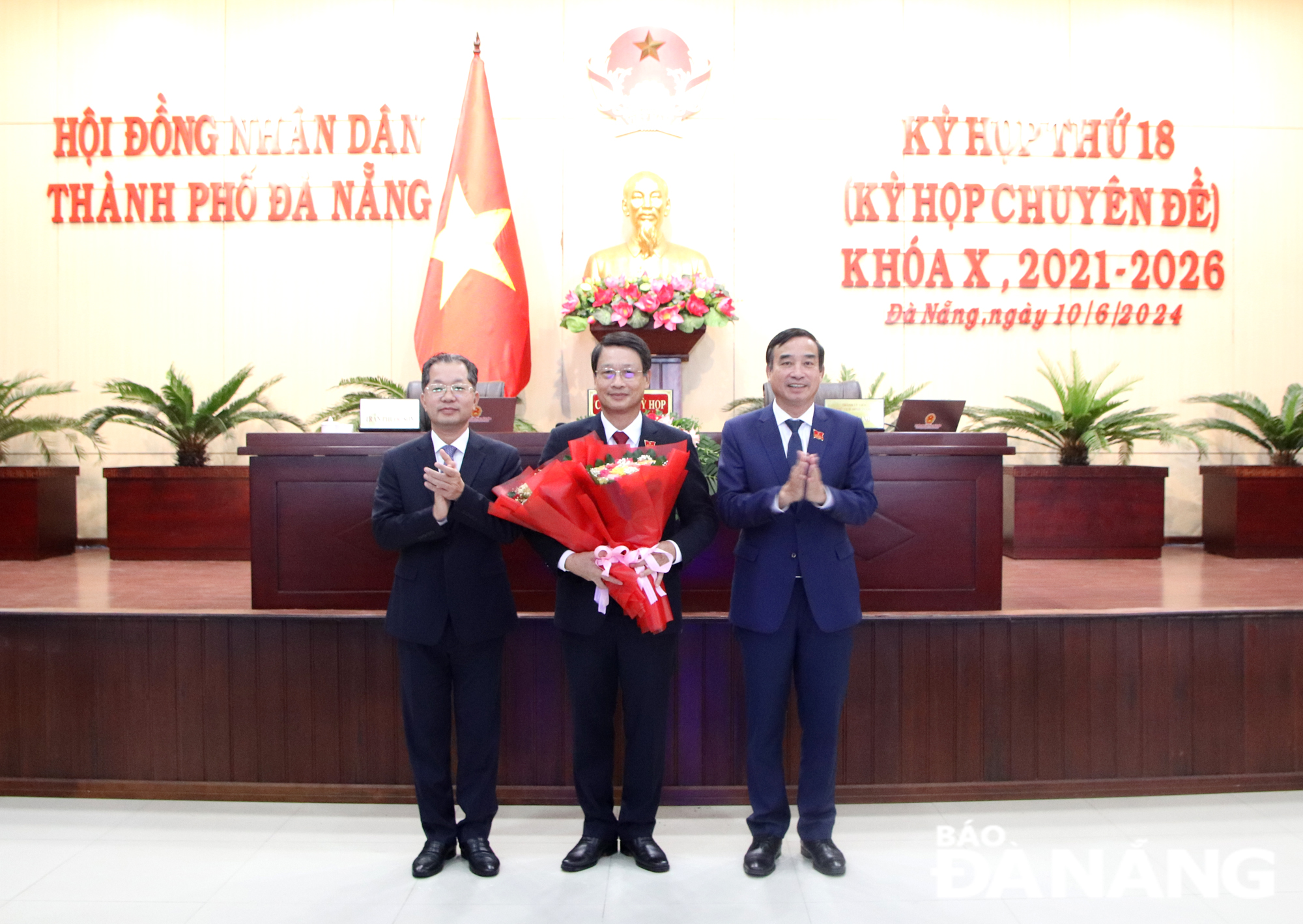 Secretary of the Da Nang Party Committee Nguyen Van Quang (left) and Chairman of the municipal People's Committee Le Trung Chinh (right) presenting flowers to congratulate newly-appointed Chairman of the People's Council Ngo Xuan Thang. Photo: TRONG HUY