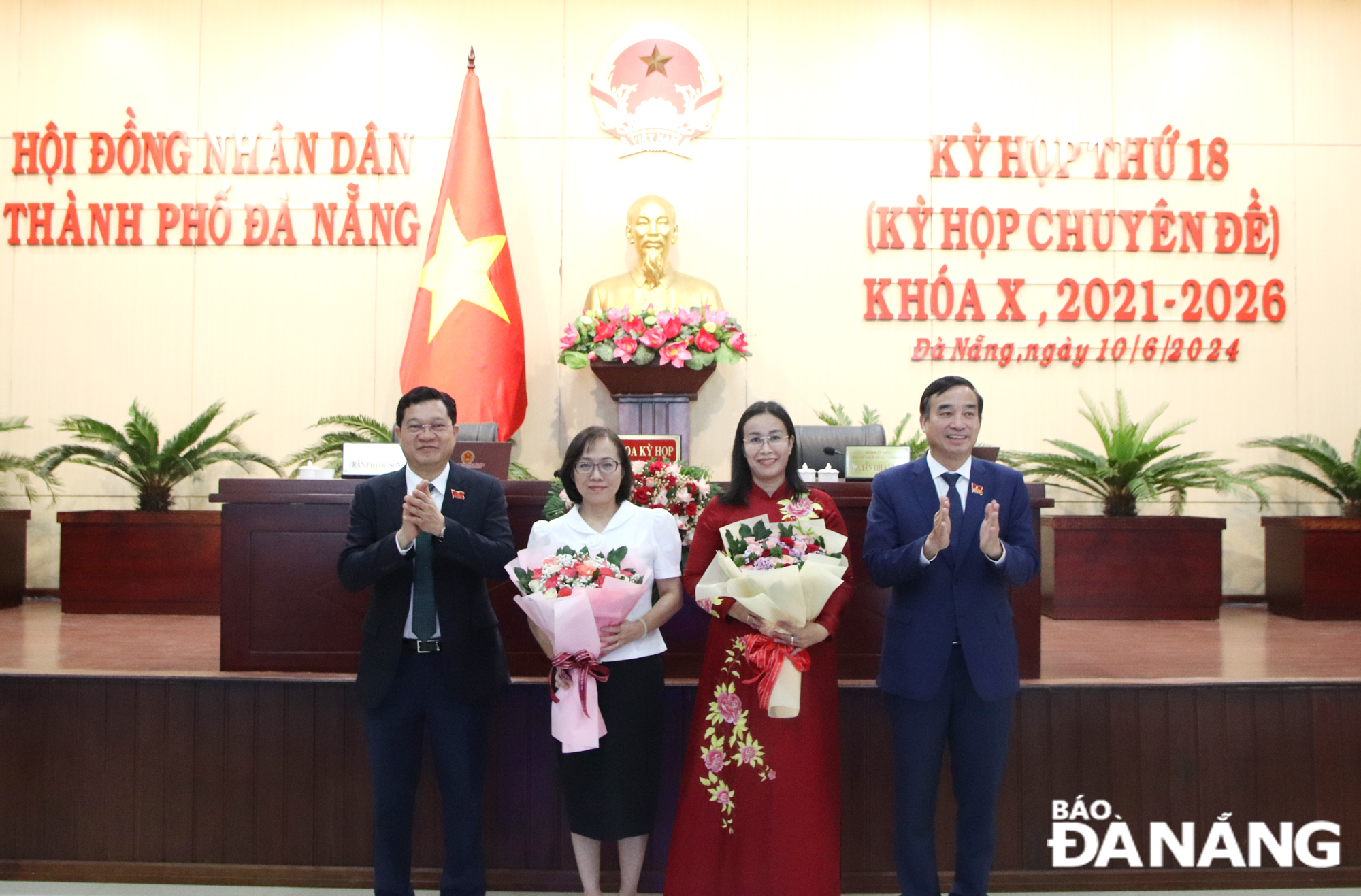 Chairman of the municipal People's Committee Le Trung Chinh (right) and Permanent Vice Chairman of the People's Council Tran Phuoc Son (left) presenting flowers to congratulate newly-appointed Vice Chairwoman of the People's Committee Nguyen Thi Anh Thi (2nd, right) and Mrs. Tran Thanh Thuy (2nd, left), Director of the municipal Department of Health, who was elected as a member of the municipal People's Committee. Photo: TRONG HUY