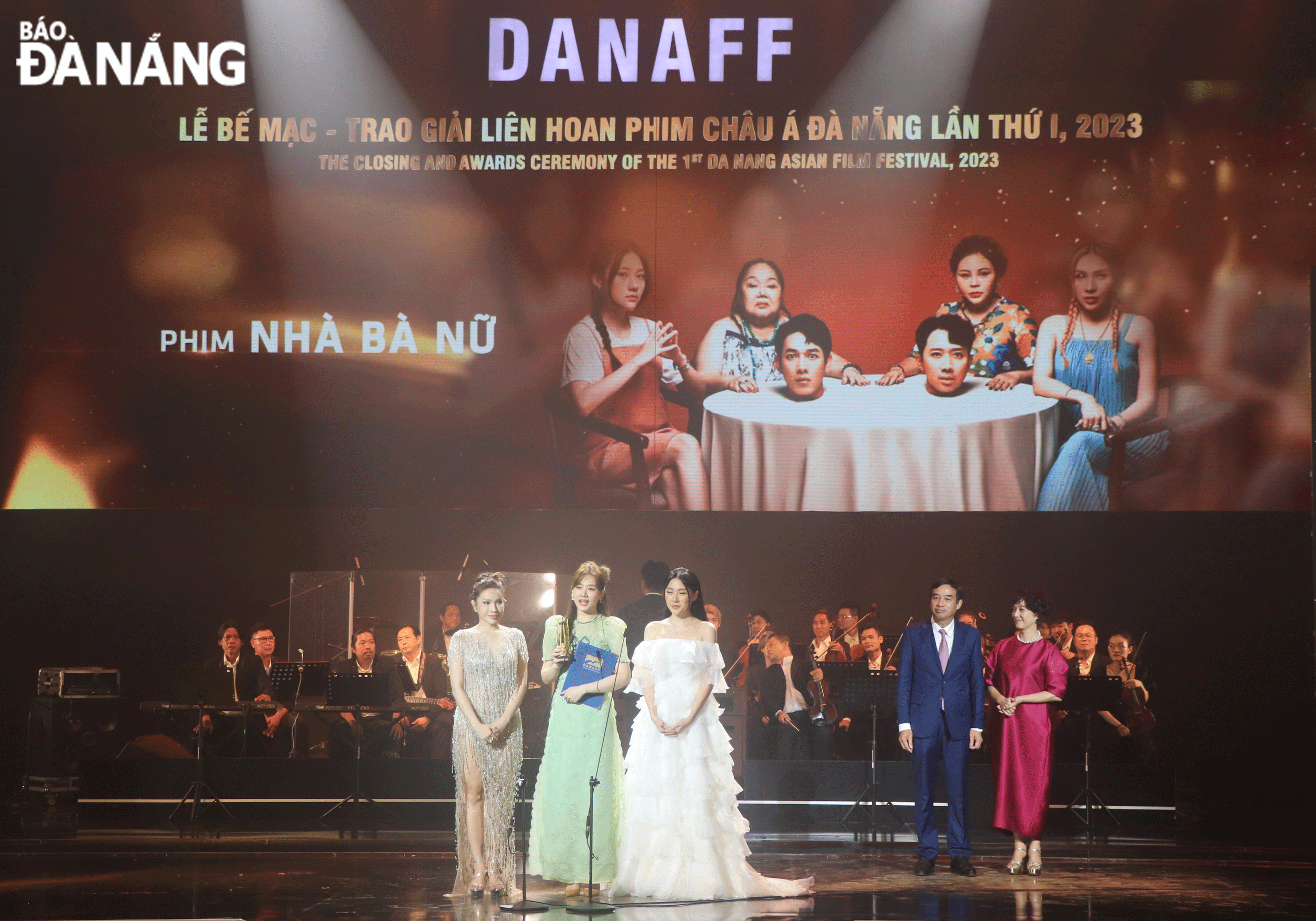  The movie ‘Nha Ba Nu’ (The House of No Man) won the Best Film award in the Vietnamese film category at the first Da Nang Asian Film Festival. Photo: X.D