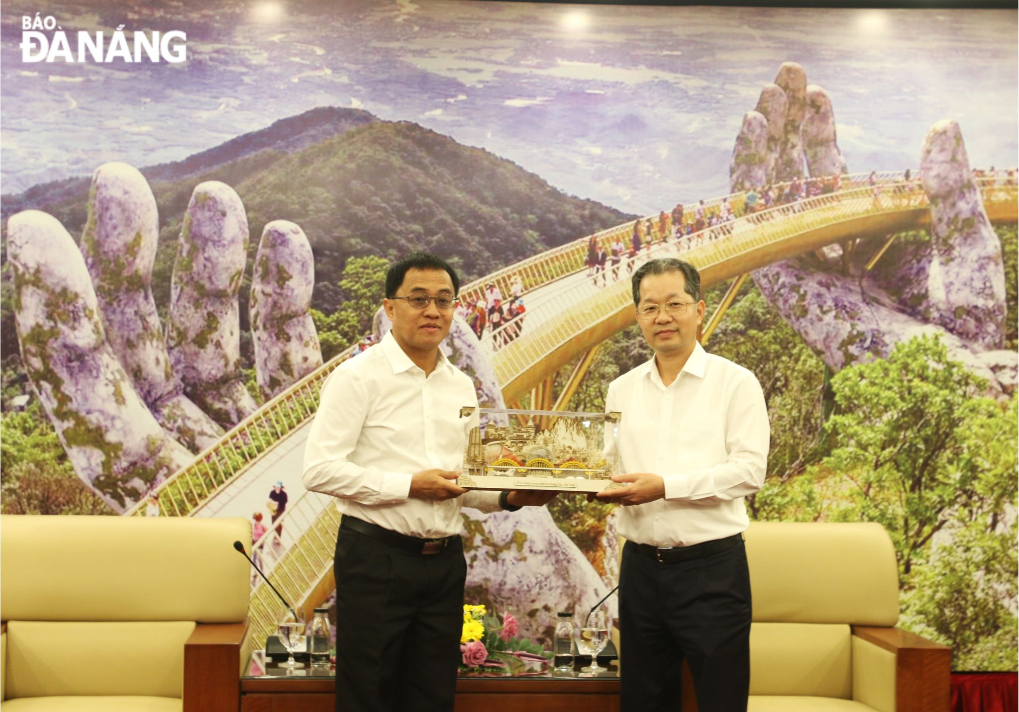 Da Nang Party Committee Secretary Nguyen Van Quang (right) presenting a souvenir to Secretary and Governor of Sekong Province Leklai Sivilay. Photo: T.P