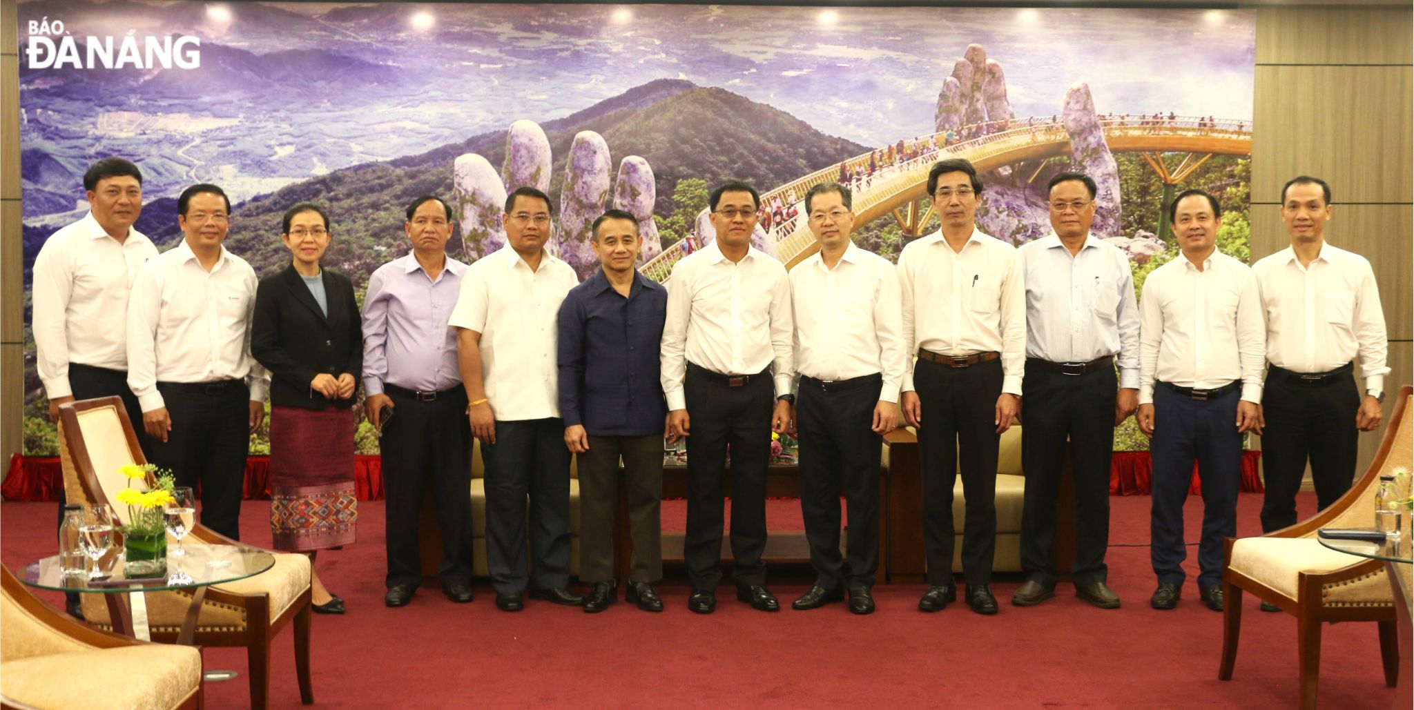 Leaders of Da Nang and Laos' Sekong Province posing for a souvenir photo. Photo: T.P