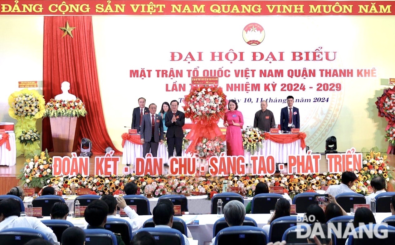 Phó Chủ tịch Ủy ban MTTQ Việt Nam thành phố Trần Thị Mẫn (bên phải) tặng hoa chúc mừng Đại hội đại biểu MTTQ Việt Nam quận Thanh Khê lần thứ X. Ảnh: N.QUANG